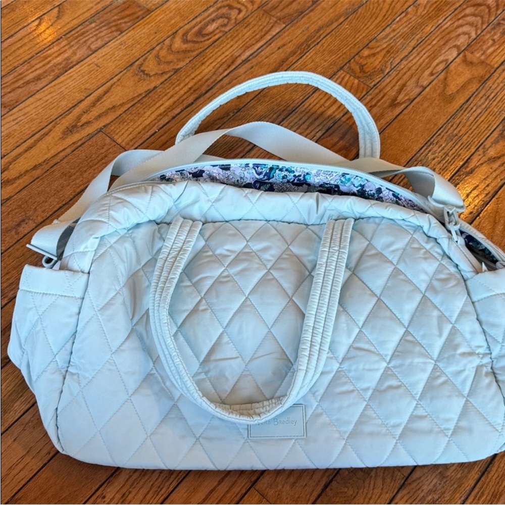 🌸 Vera Bradley Ultralight Medium Traveler Bag. “Sea Salt Blue”. NWT - Picture 4 of 10